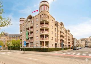 Het penthouse combineert een aangename woonomgeving met een topligging in Hasselt. Met een bewoonbare oppervlakte van 136 m² biedt het appartement een gevoel van ruimte en comfort, terwijl de grote raampartijen zorgen voor een prachtig, weids 240° uitzicht over de stad en een overvloed aan natuurlijk licht.Dankzij de centrale ligging bevinden winkels, restaurants, openbaar vervoer en belangrijke invalswegen zich op korte afstand, wat dit pand bijzonder aantrekkelijk maakt voor wie rustig wil wonen met alle voorzieningen binnen handbereik.We betreden de woning via de inkomhal, die toegang geeft tot de ruime leefruimte die naadloos aansluit op de keuken, waar de hoge raampartijen zorgen voor een overvloed aan natuurlijk licht en een uitzonderlijk overzicht over de Groene Boulevard. Vanuit deze gezellige leefruimte heeft u bovendien directe toegang tot het terras met elektrische zonwering, waar het heerlijk vertoeven is en u optimaal kan genieten van het adembenemend uitzicht over Hasselt.Vervolgens bereiken we de nachthal, die toegang biedt tot een eerste slaapkamer (eventueel te gebruiken als bureelruimte), een aparte dressing, een modieus ingerichte vestiairelavabo, een aparte toiletruimte, een aparte doucheruimte, om vervolgens toegang te hebben tot de masterbedroom die beschikt over een aansluitende volledig ingerichte badkamer met ligbad. Dit penthouse is uitgerust met uitgelezen materialen zoals natuurstenen vloeren, parket, en voor bijkomend comfort beschikt het over airconditioning, vliegenramen en verduisteringsgordijnen op de velux ramen.Tot slot beschikt dit penthouse over een autostaanplaats en een praktische kelderberging, wat het geheel compleet maakt.Kortom, dit penthouse combineert ruimte, licht, een uitstekende ligging en is daarmee een unieke opportuniteit in Hasselt.Relevante documenten zijn beschikbaar op onze website: www.dewaele.comDe eigendom wordt aangeboden via de Pre-sale formule. Op 23/04/2026 tussen 16:00 en 18:00 kan u de woning op afspraak komen bezichtigen en een bod uitbrengen. De vermelde prijs is een instelprijs. Voor meer info, gelieve contact op te nemen met de dossierverantwoordelijke.Bestuursmaatregelen in het maatregelenregister: nee