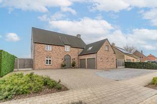 Deze instapklare woning is gelegen in een bijzonder rustige buurt, op wandelafstand van het centrum van Dessel, op slechts tien minuten van de...