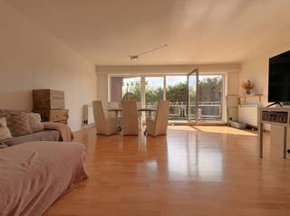<p><span>Gezellig appartement aan rand centrum</span></p><p><span>Dit gezellige appartement is gelegen op de eerste verdieping van een kleinschalig gebouw met slechts twee appartementen, op wandelafstand van het centrum.</span></p><p><span>Op het gelijkvloers beschikt het appartement over een </span><span>privé garage</span><span> en een ruime berging, waar ook de wasmachine kan worden geplaatst.</span></p><p><span>Op de eerste verdieping bevinden zich een inkomhal, een ruime living, een ingerichte keuken, een terras met extra bergruimte, een badkamer met ligbad, een apart toilet en twee slaapkamers.</span></p><p><span>Een bijkomend voordeel is dat er </span><span>geen gemeenschappelijke kosten</span><span> zijn.</span></p><p><span>Beschikbaar vanaf 01/11/2026.</span></p><p><span>Verdere informatie of een bezoek ter plaatse contacteer Immo Twins 052/55.55.55 of info@immotwins.be</span></p>