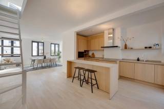 Op een absolute toplocatie in het historische centrum van Antwerpen bevindt zich dit hoogwaardig gerenoveerde duplex appartement van ca. 158 m². Het appartement maakt deel uit van een kleinschalig gebouw met slechts drie woonunits dat volledig werd gerenoveerd.<br /><br />Authentieke elementen, royale volumes en een verfijnde materiaalkeuze worden hier gecombineerd met hedendaags wooncomfort. Het resultaat is een bijzonder lichtrijk en stijlvol appartement met een unieke uitstraling. Het appartement beschikt over een open en volledig uitgeruste designkeuken met kwalitatieve toestellen en een warme houtafwerking. De keuken met eiland grenst aan een erg riante eetkamer. Ideaal om gasten in stijl te ontvangen. Over de keuken bevindt zich nog een ruime praktische berging. In de gang bevindt zich een apart toilet met travertin handenwasser.<br /><br />Het appartement beschikt over twee volwaardige slaapkamers, waaronder een ruime hoofdslaapkamer met prachtig zicht op de Sint-Jacobskerk. De tweede slaapkamer is ideaal als kinder- of logeerkamer.<br />De stijlvolle badkamer bevindt zich tussen de twee slaapkamers is voorzien van een inloopdouche, modern lavabomeubel en hoogwaardige materialen. <br /><br />Op de duplexverdieping bevindt zich de royale en lichtrijke leefruimte. De zichtbare houten balken, hoge plafonds en grote dakramen geven deze verdieping een bijzonder karakter en zorgen voor een aangenaam gevoel van ruimte. Ook vanaf deze verdieping geniet u van een prachtig uitzicht op de Sint-Jacobskerk.<br /><br />Daarnaast beschikt het appartement over een ruime private kelderberging (+-14,2m²). Verder: Conforme elektriciteit, gunstig EPC , asbestvrij, ...<br /><br />Het volledige gebouw werd grondig en kwalitatief gerenoveerd. De gemeenschappelijke inkomhal werd afgewerkt met travertintegels, de achtergevels werden volledig geïsoleerd, de daken vernieuwd en ook de technische installaties werden integraal aangepakt. Wachtbuis voor zonnepanelen zit klaar.<br /><br />Gelegen in de Lange Nieuwstraat, midden in de historische binnenstad en op wandelafstand van de Meir, Groenplaats, Onze-Lieve-Vrouwekathedraal, winkels, restaurants en tal van culturele voorzieningen.<br />Ook de bereikbaarheid is uitstekend dankzij verschillende tramhaltes in de onmiddellijke omgeving. Publieke parkeergelegenheid bevindt zich op ca. 100 meter.<br /><br />Heeft U interesse dit prachtige appartement? Contacteer ons via 03 337 50 70 of info@vbvastgoed.be en we plannen graag een afspraak voor U in.
