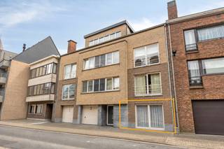 Op een uitstekende locatie in Erembodegem bevindt zich dit energiezuinige gelijkvloersappartement, gelegen in een verzorgd gebouw uit 2003. Het appartement ligt op wandelafstand van het station, de dorpskern, winkels, warenhuizen en diverse scholen. Dankzij de nabijheid van de autosnelweg geniet u bovendien van een uitstekende bereikbaarheid.
Het appartement omvat een inkomhal met vestiaire en gastentoilet, een ruime en lichtrijke leefruimte, keuken, praktische berging/wasplaats, 2 slaapkamers en een badkamer uitgerust met bad, douche en toilet.
Via de keuken heeft u rechtstreeks toegang tot het ruime terras van ca. 38 m², een aangename buitenruimte met heel wat mogelijkheden.
Een afzonderlijke garage kan optioneel worden aangekocht voor € 15.000. Een extra troef: de garage geeft rechtstreeks toegang tot het terras en sluit daardoor perfect aan bij het appartement.
Met EPC-label B en een conforme elektrische installatie is dit appartement volledig instapklaar. Een interessante opportuniteit voor eigen bewoning, als investering of met het oog op levenslang wonen.
Meer informatie of een bezoek? Contacteer ons via Laurens@immoaccenta.be.