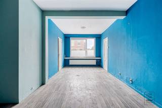 <p>Dit veelzijdige pand op een gunstige liggen te Kessel combineert wonen en werken en biedt tal van mogelijkheden voor wie op zoek is naar een praktische indeling en multifunctioneel gebruik. Het gelijkvloersappartement heeft een bewoonbare oppervlakte van 114 m² en wordt aangevuld met een handelsruimte of kantoor van 31 m² met aparte ingang, ideaal voor een zelfstandige activiteit of vrij beroep. Daarnaast beschikt het pand over een inpandige garage van 23 m².<br /><br />Via de aparte voordeur (afgescheiden van de handelsruimte) krijgen we toegang tot de inkomhal die aansluit op de leefruimte. Via een kleine sas/bergruimte bereikt men de keuken van ongeveer 8 m² groot. De keuken geeft op zijn beurt weer toegang tot de badkamer van 7 m². Naast de keuken bevindt zich een eetplaats met aangrenzende bergruimte. Vanuit deze eetruimte is er een doorgang tot de slaapkamer van 16 m². Achteraan beschikt het appartement over een overdekte koer, die bereikbaar is zowel via de inkomhal als via de keuken.<br /><br />Dankzij de combinatie van woon- en werkfunctie en de aparte toegang tot de handelsruimte, vormt dit pand een uitstekende opportuniteit voor investeerders, zelfstandigen of creatieve verbouwers die hun eigen stempel willen drukken op een eigendom met potentieel.<br /><br />Dit appartement maakt deel uit van een project dat o.a. bestaande magazijnen en appartementen bevat. Het appartement kan zowel individueel, als in combinatie met andere onderdelen uit dit project aangekocht worden.<br /><br />Voor meer informatie kunt u contact opnemen met ons kantoor.<br /><br />Extra:<br />- EPC: 490 kWh/m² (E-score -> renovatieverplichting!)<br />- Niet gelegen in mogelijks of overstromingsgevoelig gebied, niet gelegen in afgebakend overstromingsgebied of afgebakende oeverzone, niet gelegen in risicozone overstromingen (P-score C, G-score B).<br />- Gebied voor ambachtelijke bedrijven en de gebieden voor kleine en middelgrote ondernemingen, Vkr Vlaamse Waterweg, Gmo, stedenbouwkundige informatie in aanvraag.</p><p>- Niet opgenomen in maatregelenregister<br /><br />Voor meer info ga naar www.coenenvastgoed.be of bel 03/375.82.92</p>