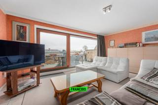 Duplex appartement met 3 slaapkamers en zonnige terrassen in De Haan.<br /><br />In de Goudfazantlaan 10 te 8420 De Haan bevindt zich dit uitstekend onderhouden duplex appartement, op wandelafstand van het charmante centrum van De Haan. Het betreft een kleinschalige residentie met een lage syndicuskost. <br /><br />Het appartement is gelegen op de tweede verdieping en verwelkomt u via een inkomhal met gastentoilet. Vanuit de hal bereikt u de lichtrijke eetplaats die naadloos aansluit op de leefruimte. Dankzij het doorkijkconcept en de grote raampartijen aan zowel voor- als achterzijde geniet u hier van een overvloed aan natuurlijk licht.<br /><br />Aan de voorzijde bevindt zich een terras van ca. 5 m². Achteraan vindt u een ruim, volledig zuidgericht terras van ca. 12,5 m² met open zicht over de residentiële villawijk ‘Noordhoek’ een ideale plek om in alle rust van de zon te genieten.<br /><br />De keuken is bereikbaar via de eetplaats en beschikt over een praktische, aparte berging met aansluiting voor wasmachine en extra stockage. De boiler werd recent vernieuwd en bevindt zich eveneens in deze berging.<br /><br />Op de bovenverdieping zijn er drie volwaardige slaapkamers en een ruime badkamer uitgerust met toilet, dubbele lavabo, douchecabine en ligbad.<br /><br />Extra troef: er is mogelijkheid tot aankoop van een garagebox, gelegen recht tegenover het appartementsgebouw, aan € 35.000.<br /><br />Bent u op zoek naar een instapklaar appartement of een zonnig tweede verblijf aan zee met mooi uitzicht en ruim terras?<br /><br />Contacteer Victor via victor@immofrancois.be of 0470 64 60 28 voor meer informatie of een bezoek ter plaatse.<br /><br />