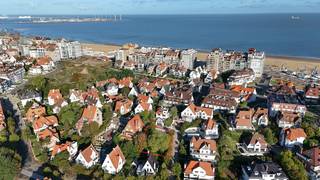Op een absolute topligging in Duinbergen bieden wij dit uitzonderlijke perceel bouwgrond aan.<br /><br />Het terrein geniet van een prachtige oriëntatie en indrukwekkende vergezichten naar het hinterland.<br /><br />De verkoper beschikt reeds over een omgevingsvergunning voor het bouwen een stijlvolle villa. Deze vergunning kan eventueel door de koper worden overgenomen, mits overleg tussen verkoper en architect.<br /><br />Voor meer informatie over dit zeldzaam aanbod, staan wij graag tot uw beschikking.