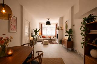 Bent u op zoek naar een woning in Gent die u <strong>volledig naar eigen smaak kunt inrichten</strong>? Dan is dit pand precies wat u zoekt. Met een <strong>bewoonbare oppervlakte van circa 195 m²</strong> biedt deze woning een unieke kans om uw droomhuis te realiseren op een topligging.<br /><br />LIGGING<br /><br />Deze ruime, op te frissen woning is ideaal gelegen in een sfeervolle, met <strong>platanen omzoomde éénrichtingsstraat langs de Leie</strong>. Hier woon je in het kloppend hart van Gent, op wandelafstand van <strong>historische trekpleisters</strong> zoals de Vrijdagmarkt, Sint-Jacobs, de Vlasmarkt, het Belfort en de Korenmarkt. Dankzij de centrale ligging geniet je van een uitstekende bereikbaarheid met winkels, scholen, supermarkten en openbaar vervoer letterlijk om de hoek. Het station <strong>Gent-Dampoort</strong> bevindt zich op 400 meter van de woning.<br /><br />Bovendien bevind je je vlak bij het <strong>Baudelopark</strong> en <strong>het idyllische Portus Ganda</strong> — ideaal voor wie graag geniet van groen en water in de stad. Mobiscore van 9,4/10.<br /><br />INDELING<br /><br />Via de <strong>centrale inkomhal</strong> betreedt u de woning, die meteen toegang geeft tot de lichtrijke leefruimte met eetplaats en uitgeruste keuken. De raampartijen zorgen hier voor een warme, gezellige sfeer. Op het gelijkvloers bevinden zich bovendien een praktische <strong>bergruimte</strong> en badkamer met toilet.<br /><br />Op de eerste verdieping bevinden zich <strong>twee volwaardige slaapkamers</strong>, waarvan één met een prachtig <strong>uitzicht op de Leie</strong> — een zeldzame troef in het centrum van Gent. De tweede verdieping biedt nog eens <strong>twee extra slaapkamers</strong>, ideaal voor een groter gezin, een bureau of hobbyruimte.<br /><br />Tot slot beschikt de woning over een <strong>kelder</strong> en een ruime <strong>zolder</strong>.<br /><br />TROEVEN<br /><br />- <strong>Unieke ligging aan de Leie, in het historische centrum van Gent</strong><br />- Ruime woning met enorm veel potentieel<br />- Ideaal als woonst voor een gezin of als investering met goede verhuurmogelijkheden<br /><br />Laat deze kans niet liggen! Neem vandaag nog contact op met Bram via +32 471 76 90 50