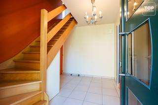 <p><span>Op het einde van een rustige doodlopende straat, in een aangename residentiële woonwijk, bevindt zich deze instapklare alleenstaande woning.<br /><br />Hier geniet u van een uitzonderlijk rustige ligging met een prachtig open zicht over de achterliggende velden, terwijl de R4 zich op slechts enkele minuten bevindt en zorgt voor een vlotte verbinding.</span></p>
<p><span>Binnenin valt meteen de ruime en lichtrijke leefruimte met open keuken op, waar grote raampartijen zorgen voor een overvloed aan natuurlijk licht en een mooi contact met de tuin. </span></p>
<p><span>De woning beschikt over drie slaapkamers en een comfortabele badkamer die uitgerust is met zowel een ligbad als een douche. <br /><br />Daarnaast biedt de zolder heel wat extra bergruimte en mogelijkheden, terwijl de inpandige garage zorgt voor extra comfort en praktisch gebruiksgemak.</span></p>
<p><span>De zonnige tuin vormt een absolute troef. Dankzij de gunstige oriëntatie en het vrije uitzicht over de velden geniet u hier in alle rust en privacy van het buitenleven.</span></p>
<p><span>Bent u op zoek naar een instapklare gezinswoning die rust, ruimte en een uitstekende bereikbaarheid combineert? <br /><br /></span><span>Bel Top Vastgoed op 0475 700 700 voor een bezoek.</span></p>