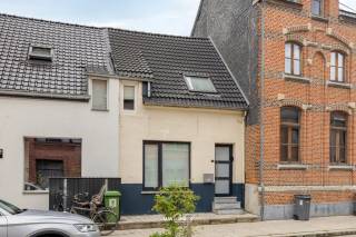 Deze charmante en sfeervolle woning is de ideale starterswoning voor wie op zoek is naar comfort, rust en een uitstekende ligging. De woning is volledig instapklaar en beschikt over tal van troeven zoals dubbele beglazing, centrale verwarming, een gunstig EPC, een conforme elektrische installatie en een asbestveilig attest.<br />Op het gelijkvloers vindt u een gezellige leefruimte, een ingerichte keuken, een praktische slaapkamer en een apart gastentoilet. Op de verdieping bevinden zich een tweede slaapkamer en een badkamer met douche.<br />Daarnaast beschikt de woning over een handige bergzolder, een aangename tuin en een overdekt terras waar u in alle seizoenen kunt genieten van het buitenleven.<br />De ligging is een absolute meerwaarde: rustig gelegen en toch vlakbij openbaar vervoer, winkels, scholen en natuurgebieden.<br />Kortom, een gezellige en verzorgde woning waar u zich meteen thuis zult voelen.<br />