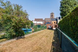 <strong><span>Ruime en volledig gerenoveerde rijwoning met 4 slaapkamers, tuin en centrale ligging in Sint-Lenaerts!</span></strong><span> Deze instapklare woning werd het voorbije jaar grondig gerenoveerd en beschikt over een ruime woonkamer van ca. 43,5 m², een grote leefkeuken van ca. 24 m², 4 volwaardige slaapkamers, 2 badkamers en een polyvalente ruimte. Verder geniet de woning van een veranda, aangename tuin met terras, tuinkamer en meerdere bergingen. Dankzij de praktische zijtoegang is de achtertuin vlot bereikbaar. Het dak, de isolatie, vloeropbouw en diverse technieken werden vernieuwd. Gelegen in een rustige eenrichtingsstraat, pal in de dorpskern van Sint-Lenaerts. </span><strong><span>Een ruime, instapklare gezinswoning.</span></strong>