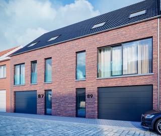 <span><strong>TE KOOP ONDER REGISTRATIE! (eventueel 2% indien de voorwaarden van koper voldaan zijn).<br /><br /></strong></span>Deze aangename, luxueus afgewerkte nieuwe BEN-woning is gelegen in het zo rustige en landelijke Aaigem, in het centrum van het beschermd dorpszicht, op wandelafstand van school, openbaar vervoer, en vooral op vlot bereikbare afstand van E40.<br />De woning heeft een inkom met toilet, berging/wasruimte en garage. <br />Dankzij de split level is de leefruimte op hoger niveau van de aantrekkelijke tuin en terras en is de garage onder de woning. Hierdoor is de rust en gezelligheid gegarandeerd op het leefniveau. Er is een lichtrijke zuid-gerichte zithoek met aansluitend een eetruimte met open keuken en ontbijthoek. Vanuit de keuken en leefruimte geniet je van het rustgevende groen met terras dank zij het grote schuifraam achteraan de woning. <br />Via de trap kom je op de volgende verdieping met nachthal, 3 slaapkamers en badkamer met ligbad, inloopdouche en lavabo. In de slaapkamers is ruimte voor bureau. <br />In de woning is heel wat natuursteen verwerkt waardoor de afwerking van hoogstaand niveau is.<br />Naastgelegen is een identieke woning beschikbaar. Ook ideaal voor een tweewoonst! Aaigem is de perfecte locatie om te ontsnappen aan alle drukte en te genieten in de zonnige tuin, met daarnaast de zovele nabijgelegen wandelwegen in de velden en natuurgebied Den Dotter.<br />De ruwbouw is reeds klaar. Een bezoek ter plaatse is mogelijk na afspraak met Kristien: 0475 496218