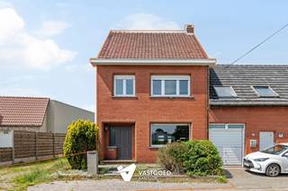 <p><span>Woning met potentieel en ca 90m2 bijgebouwen op mooie ligging</span></p><p><span> </span></p><p><span>Belangrijkste troeven:</span></p><p><span>- Ideale ligging: rustig nabij het centrum</span></p><p><span>- Enorm potentieel</span></p><p><span>- 3 slaapkamers</span></p><p><span>- Vaste trap naar zolder voor extra mogelijkheden</span></p><p><span>- ca 90m2 bijgebouwen</span></p><p><span>- Mooi perceel van 818m2</span></p><p><span> </span></p><p><span>Bekijk zeker ook onze grondplannen met de afmetingen. Zo krijgt u van thuis uit al een perfect beeld van wat deze woning te bieden heeft!</span></p><p><span>Wenst u meer info of een vrijblijvende bezichtiging, contacteer dan ons kantoor op het nummer 014 39 99 99 en wij helpen u graag verder.</span></p>