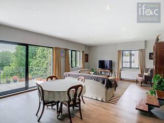 Zeer ruim duplexappartement met 4 slaapkamers op ideale locatie dichtbij het centrum van Tervuren. Eerste verdieping: Inkomhal (11m²) met apart...