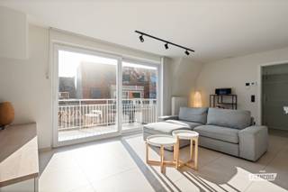 Op zoek naar een interessante investering of een zorgeloos appartement aan de kust? Dit instapklare duplex appartement, gelegen aan de Peter Benoitlaan 38 bus 0303, bevindt zich op een boogscheut van het strand, het centrum én de prachtige duinen van Bredene <br /><br />Gelegen in een modern en verzorgd gebouw van 2013, geniet je hier van hedendaags comfort en een slimme indeling die ruimte en licht optimaal benut <br /><br />Indeling:<br /><br />Verdieping I: inkomhal, apart toilet, lichtrijke woonkamer en open, volledig uitgeruste keuken<br /><br />Verdieping II: nachthal, badkamer, apart toilet en 2 volwaardige slaapkamers<br /><br />Dankzij de duplexindeling is er een mooie scheiding tussen het leef- en slaapgedeelte — ideaal voor extra rust en privacy <br /><br />Of je nu wil investeren of later zelf wil genieten van een plek aan zee: dit appartement is een buitenkans<br /><br />Interesse? Neem snel contact op en ontdek dit pareltje zelf!<br /><br />