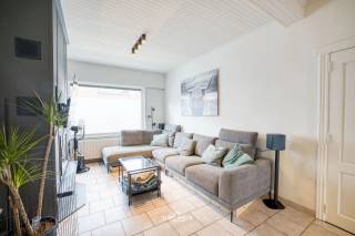 Op een boogscheut van het centrum, wandelwegen en het openbaar vervoer bevindt zich deze ruime en instapklare woning. Dankzij de vele natuurlijke lichtinval geniet de woning van een aangename en warme sfeer. De open keuken vormt samen met de leefruimte een gezellige plek en biedt bovendien een mooi zicht op de tuin.<br /><br />De woning beschikt over drie ruime slaapkamers en een verzorgde badkamer met zowel een ligbad als een douche. Daarnaast is er heel wat bergruimte aanwezig, wat zorgt voor extra praktisch comfort.<br /><br />Een absolute troef is de ruime garage, die niet alleen geschikt is voor het stallen van fietsen, brommers en moto's, maar ook voldoende plaats biedt voor gereedschap en allerhande materiaal.<br /><br />Ook op technisch vlak werd de woning goed onderhouden en vernieuwd. Zo werd het dak vernieuwd, zijn er zonnepanelen aanwezig en werd de condensatieketel vernieuwd. Daarnaast zorgt een warmtepomp voor het warme water.<br /><br />Buiten kunt u genieten van een grote, verzorgde tuin en een aangenaam terras, ideaal om tot rust te komen of gezellig samen te genieten van mooie dagen.<br /><br />Deze woning combineert ruimte, comfort en praktische voorzieningen met een uitstekende ligging nabij het centrum, wandelwegen en openbaar vervoer. Een ideale thuis voor wie op zoek is naar een verzorgde woning waar u zonder grote werken meteen kunt intrekken.