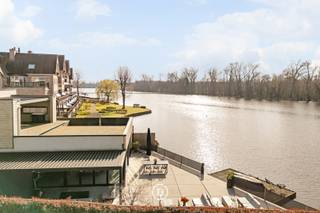 Waar de meeste eigendommen er uitkijken op het Donkmeer, leeft deze eigendom er letterlijk mee.<br /><br />Gelegen op een perceel van ca. 760 m², in eerste lijn aan het water, combineert deze uitzonderlijke eigendom een privatief ponton, ca. 245 m² terrassen en panoramische zichten met een zeldzaam ontwikkelingspotentieel.<br /><br />De huidige indeling omvat een ruime residentiële entiteit, meerdere bijkomende woonunits en een afzonderlijk appartement. Hierdoor leent de eigendom zich niet alleen voor exclusief wonen, maar biedt ze ook interessante mogelijkheden voor een B&B, logies, een gastronomisch restaurant, private dining, een eventlocatie of een combinatie van wonen en ondernemen (onder voorbehoud van de nodige vergunningen).<br /><br />Extra troeven:<br />• eerste lijn aan het Donkmeer<br />• privatief ponton met aanlegmogelijkheid<br />• ca. 245 m² terrassen<br />• inpandige garage voor twee wagens<br />• meerdere privatieve parkeerplaatsen<br />• mogelijkheid tot bijkomende bouwlaag volgens de geldende stedenbouwkundige voorschriften<br /><br />Een uitzonderlijke opportuniteit voor ondernemers, investeerders en visionaire kopers die dromen van een exclusief hospitalityproject op een van de meest iconische locaties van het Donkmeer.