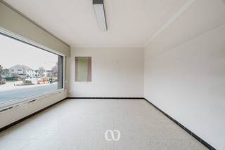 Ben jij op zoek naar een ruime gezinswoning met vier slaapkamers en een aangename tuin in Nederename? Gevonden!<br /><br />De vernieuwde keuken en badkamer, de vlot bereikbare ligging vlak bij openbaar vervoer en supermarkt én de grote, lichtrijke ruimtes maken van deze woning een ideale thuis voor wie ruimte en comfort zoekt.<br /><br />INDELING<br /><br />Gelijkvloers<br />Je komt binnen in een ruime polyvalente kamer die perfect kan dienen als bureauruimte, praktijk of extra leefruimte. Verder doorlopend bereik je de grote leefruimte met zicht op de tuin, die naadloos aansluit op de vernieuwde keuken. Daarnaast beschikt het gelijkvloers over een technische berging, een garage en een apart toilet.<br /><br />Eerste verdieping<br />Op de eerste verdieping kom je boven in de nachthal. Van hieruit heb je toegang tot drie zeer ruime slaapkamers, een vierde kleinere kamer die ideaal is als kinderkamer of bureau, en de badkamer.<br /><br />Zolder<br />Via het zolderluik is er toegang tot een ruime zolder, ideaal voor extra bergruimte.<br /><br />Zie jij jezelf hier al wonen? Aarzel dan niet en plan vandaag nog je bezoek in!