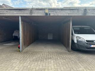 Ruime carport achter een recent appartementsgebouw.<br />De ligging is uiterst gunstig vlakbij het levendige dorpscentrum van Beerse.<br /><br />De carports zijn gelegen achter het appartementsgebouw dat afgesloten is van de straat door middel van een elektrische poort met afstandsbediening.