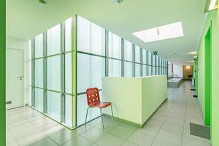 Deze gunstig gelegen studio binnen de Leuvense stadsring is een uitstekende kans voor zowel eigen bewoning als investering. Op slechts 10 minuten wandelen van het station, Groep T, verschillende campussen (Rechtswetenschappen, Sociale Wetenschappen, Psychologie en Economie), tuin De Walque,...  bevindt deze studio zich op een toplocatie voor studenten en jonge professionals.<br /><br />De studio is uitgerust met een eigen kitchenette, toilet en douche wat zorgt voor een comfortabel en zelfstandig verblijf. De studio heeft bovendien toegang tot een mooi terras dat gedeeld wordt met de naastgelegen studio. Daarnaast biedt het gebouw extra faciliteiten die het wonen nog aangenamer maken, zoals de gemeenschappelijke fietsenstalling, een zeer ruim dakterras en een gemeenschappelijke keuken en leefruimte. Ideaal om medebewoners te leren kennen!<br /><br />Elektriciteit conform! EPC 231kWh(C-label)! <br /><br />Momenteel is de studio verhuurd voor het lopende academiejaar.<br /><br />Indien u deze leuke studio graag bezoekt dan kan u mij steeds bereiken via arnaut@immojanstas.be of op 0495292080.<br /><br />Bijkomende info (EPC, bodemattest, elektriciteitsattest, enz...) kan U hier downloaden ↓