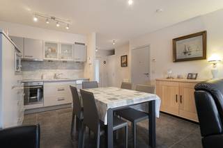 Dit gezellig en goed onderhouden 2-slaapkamerappartement bevindt zich in het hart van Merelbeke, op een toplocatie aan de Molenhoek en...