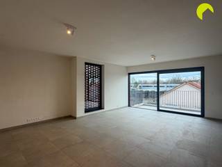 <p><span>Energy-efficient one-bedroom apartment in Wilrijk!</span></p><p><span>All major access roads, daily shops, and public transport are located in the immediate vicinity. The apartment also enjoys excellent connections to Antwerp and Brussels.</span></p><p><span>Layout:</span></p><p><span>We enter the apartment through the entrance hall with a separate toilet and hand basin. The living area (31 m²) benefits from plenty of natural light thanks to the large windows. Adjacent is the open-plan kitchen, fitted with cupboards, an induction hob, extractor hood, fridge and freezer, dishwasher, and sink.</span></p><p><span>The kitchen provides access to the storage room, where connections are available for a washing machine and tumble dryer. From the living area, you have access to the pleasant south-facing terrace (8.3 m²).</span></p><p><span>Furthermore, the apartment features one bedroom (12 m²) with built-in wardrobes.</span></p><p><span>The bathroom is equipped with a walk-in shower and a double washbasin unit.</span></p><p><span>Features:</span></p><p><span>Low communal charges: 75/month (automatic lighting, cleaning service, lift, etc.)<br />Underfloor heating<br />Solar panels<br />EPB pending (new-build property)<br />Rental deposit: 3 months<br />Property condition report: 225<br />Available immediately<br />Curtains included</span></p><p><span>Book your appointment </span><span>ONLINE</span><span> now. Visit the property page on our website <span>www.habicom.be</span></span><span> and click the pink button </span><span>PLAN A VISIT</span><span>.</span></p><p><span>Choose the time that suits you best, fill in the requested contact details, and click send to confirm.</span></p>