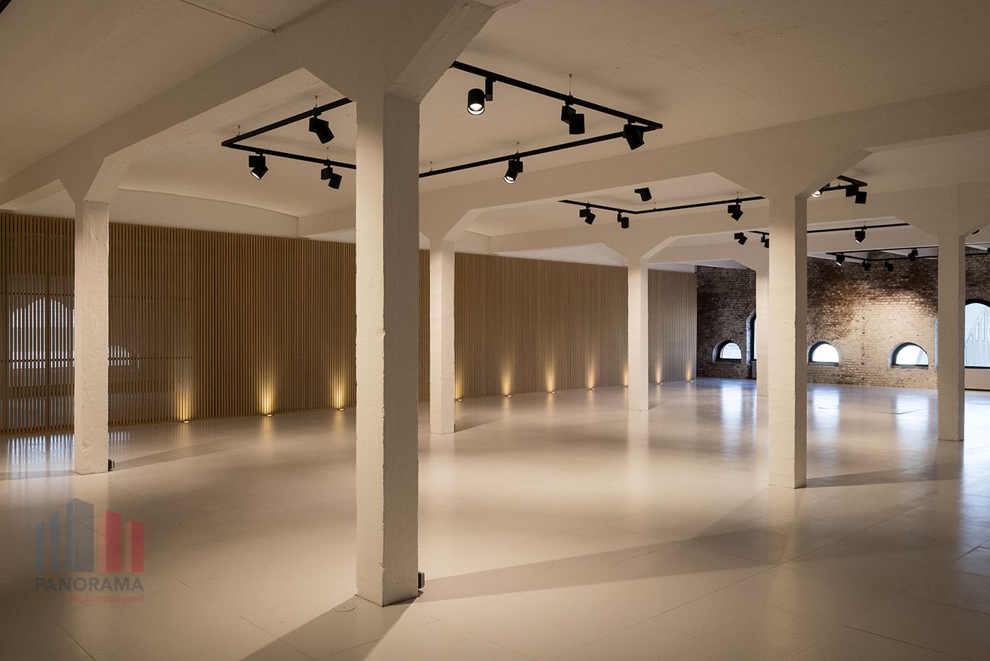 Authentieke kantoorruimte van 391 m² in het centrum Brussel - foto 1