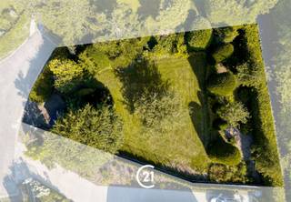 <p>Building Lot in Sint-Denijs-Westrem!</p><p>Located on Kareelstraat in a quiet and sought-after area of Sint-Denijs-Westrem, this building lot offers the opportunity to build a villa or bungalow.</p><p>The zoning regulations stipulate, among other things, a maximum cornice height of 6 meters and a roof pitch between 32° and 45°.<br />You must allow for a front yard strip of at least 6 meters, 4-meter-wide side setbacks, and a distance of 6 meters to the rear property line.</p><p>Do you dream of building a home that is fully tailored to your living needs, in a prime location in Sint-Denijs-Westrem? Then this lot is exactly what you’re looking for.<br />Don’t hesitate to contact us for more information.</p>