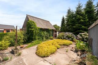 <p><span>Emplacement<br />Cette maison est située dans une rue résidentielle calme à Evergem, à proximité du centre-ville et bien desservie vers Gand et les communes environnantes. <br />Les commerces, les écoles et les transports en commun sont accessibles à pied ou à vélo. <br />Un quartier agréable où il fait bon rentrer chez soi.<br /><br />Maison mitoyenne avec grand jardin, garage et dépendance</span></p><p><span>Cette maison semi-détachée dispose d'une surface habitable de 134 m².<br />Au rez-de-chaussée, vous entrez dans un espace de vie lumineux comprenant une cuisine séparée, deux chambres et une salle de bains avec baignoire. <br />Un escalier mène à deux pièces supplémentaires sous les combles, idéales pour servir de chambre, de bureau ou d’atelier de loisirs. <br />À l'extérieur, vous profiterez d'un vaste jardin avec une dépendance et un garage/atelier, ainsi que d'une large allée pouvant accueillir plusieurs voitures. <br />En la rénovant à votre goût, vous en ferez un véritable chez-vous.<br /><br />Atouts</span></p><p><span>Construction semi-ouverte très lumineuse</span></p><p><span>134 m² de surface habitable</span></p><p><span>Jardin spacieux et ensoleillé avec dépendance et garage/atelier</span></p><p><span>Large allée pouvant accueillir plusieurs voitures</span></p><p><span>Situation calme, facilement accessible en direction de Gand</span></p><p><span>Un fort potentiel de rénovation à votre goût</span></p>