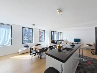 <p><strong>ELSENE, vlakbij de Louizalaan, het openbaar vervoer en winkels, ongemeubileerd appartement met 2 slaapkamers en een bewoonbare oppervlakte van ±136 m², gelegen op de 1e verdieping. Bestaande uit: inkomhal, woonkamer van ±68 m², volledig uitgeruste open keuken, 2 slaapkamers (±11 m² en ±17 m²), doucheruimte, badkamer, wasruimte en kelder. Kosten: Voorziening van 150 €/maand (gemeenschappelijke kosten). Beschikbaar vanaf 01/09/2026 - EPC C-. Afmetingen ter indicatie.</strong></p>
<p>Op de 1e verdieping - 1.1</p>
<ul>
<li>Entreehal met apart toilet</li>
<li>Woonkamer van ±68 m² (11 m x 6,2 m)</li>
<li>Volledig uitgeruste open keuken (koelkast/vriezer, oven, kookplaten, afzuigkap, vaatwasser)</li>
<li>Slaapkamer van ±11 m² (4 m x 4,7 m) met aangrenzende doucheruimte (inloopdouche)</li>
<li>Slaapgedeelte met berging</li>
<li>Slaapkamer van ±17 m² (4,8 m x 3,6 m) met aangrenzende badkamer (bad/douche, wastafel, toilet) en aangrenzende wasruimte</li>
</ul>
<p>Kelder n°9 van ±6 m²</p>
<p>Diversen: glasvezel, dubbele beglazing, videofoon, gepantserde deur, eigen gasverwarmingsketel</p>