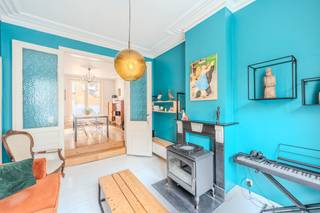 Deze karaktervolle woning te koop is gelegen langs de Weeshuisstraat te Oostende, in de welbekende Belle Epoque-wijk. Een pareltje waar authenticiteit en het stadsleven samenkomen.Indeling: * Sous-solverdieping- inkomhall- keuken uitgerust met spoeltafel, vaatwas en inductie kookplaat (20m²)- polyvalente ruimte (14m²)- wasruimte met aansluiting voor wasmachine (6m²)- afzonderlijk toilet - gezellige koer (15m²)* Eerste verdieping/ bel-étageverdieping- ruime leefruimte (35m²)- zeer gezellig stadsterras (18m²)* Tweede verdieping- badkamer (12m²) voorzien van een ligbad, douche, toilet en lavabo- slaapkamer 1 voorzien van ingemaakte kasten (16m²)* Derde verdieping- slaapkamer 2 (17m²)- slaapkamer 3 (12m²) voorzien van ingemaakte zolderkasten- extra toilet met lavaboPluspunten- instapklaar - centrale ligging nabij stad en strand- karaktervolle woning- drie ruime slaapkamers- gezellig stadsterras- zeer centrale ligging- asbestvrijOp zoek naar een instapklare karaktervolle woning met gezellig terras te koop in Oostende? Contacteer ons voor een afspraak ter plaatse.