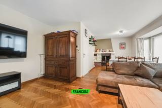 Deze uitstekend onderhouden gezinswoning is gelegen in Knokke-Heist en biedt een ideale combinatie van ruimte, comfort en energiezuinig wonen. Met vier volwaardige slaapkamers is dit de perfecte thuisbasis voor gezinnen of wie extra ruimte wenst voor bureau of hobby.<br /><br />De woning verwelkomt je via een ruime inkomhal die toegang geeft tot een eerste polyvalente ruimte, ideaal als slaapkamer, bureau of praktijkruimte. Op deze verdieping bevinden zich verder een praktische wasruimte en een ruime inpandige garage met automatische poort.<br /><br />Via de trap bereiken we de eerste verdieping, waar de lichtrijke leefruimte meteen een aangename indruk nalaat. Aansluitend bevindt zich de volledig ingerichte keuken, een gastentoilet en een gezellig terras. Op de tweede verdieping bevinden zich drie ruime en volwaardige slaapkamers en een praktische badkamer uitgerust met een moderne inloopdouche.<br /><br />Daarnaast is de woning energiezuinig dankzij centrale verwarming op aardgas, zonnepanelen en een thuisbatterij. De elektrische installatie is gekeurd en conform.<br /><br />Een comfortabele, instapklare woning met alle troeven voor hedendaags gezinsleven in Knokke-Heist.<br /><br />