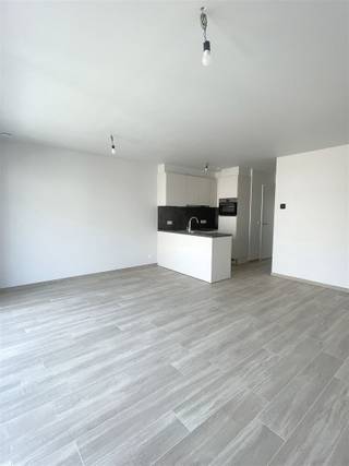 <p><span>Omschrijving</span></p><p><span>Welkom in dit prachtige, modern appartement gelegen in het charmante Blankenberge. Dit aantrekkelijke woonpand biedt u een perfecte combinatie van comfort, stijl en een ideale ligging aan zee.</span></p><p><span> </span></p><p><span>Het appartement beschikt over twee ruime slaapkamers, ideaal voor wie extra ruimte wenst. De indeling is praktisch en efficiënt, met goed afgebakende ruimtes die een aangename woonervaring garanderen. Beide slaapkamers zijn voorzien van raampartijen die natuurlijk licht binnenlaten en u een aangenaam zicht geven.</span></p><p><span> </span></p><p><span>De moderne open keuken is geïntegreerd in de woonruimte en beschikt over een praktische eilanduitvoering. Dit creëert een gezellige en functionele ruimte waar koken en samenzijn samen kunnen gaan. Het grote woongebied biedt voldoende ruimte voor ontspanning en ontvangst van gasten.</span></p><p><span> </span></p><p><span>Het badkamerarrangement is contemporary uitgewerkt met moderne tegels, een inloopdouche met glazen afscheiding en stijlvolle sanitaire voorzieningen. Daarnaast is er ook een apart toilet, wat extra gemak biedt.</span></p><p><span> </span></p><p><span>Een hoogtepunt van dit appartement is het ruime balkon met panoramisch uitzicht over Blankenberge. Dit buitenruimte is ideaal voor het genieten van zeelucht en biedt u een perfecte plek om tot rust te komen.</span></p>