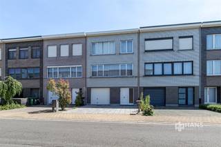 <p><span>Te renoveren bel-etage (176 m²) met 3 slaapkamers en tuin (130m²) in Hoevenen.</span></p><p><span> </span></p><p><span>In de Olmenlaan woon je in een rustige woonwijk tussen de dorpscentra van Stabroek en Kapellen, wat zorgt voor een ruim aanbod aan voorzieningen, supermarkten en scholen. Ook geniet je hier van een vlotte verbinding tot de A12 en het havengebied. Verderop is er een speeltuintje, waar kinderen naar hartelust kunnen spelen. </span></p><p><span> </span></p><p><span>De woning is te renoveren, maar beschikt over een solide basis en een praktische indeling met tal van mogelijkheden. De ramen aan de achterzijde zijn bovendien reeds uitgerust met elektrische rolluiken.</span></p><p><span>Je komt binnen in de inkom- en traphal met achteraan een praktische berging/vestiairekast. Links bevindt zich de ruime garage van 22 m². Achteraan op het gelijkvloers vind je nog een berging/wasplaats (5 m²) en een bijkeuken van 13 m². Van hieruit heb je toegang tot de onderhoudsvriendelijke, zuidwest-gerichte tuin van 126 m², waar je volop van de namiddag- en avondzon kan genieten.</span></p><p><span>Op de eerste verdieping is er op de hal een apart gastentoilet te vinden. De lichtrijke leefruimte heeft een mooie oppervlakte van 37 m² en achteraan aansluitend ligt de aparte keuken van 6 m², voorzien van een basisuitrusting.</span></p><p><span>De bovenverdieping omvat drie slaapkamers van respectievelijk 7 m², 16 m² en 17 m². De badkamer van 6 m² is uitgerust met een ligbad, douchecabine, lavabo en toilet.</span></p><p><span>Ben je op zoek naar een ruime woning die je volledig naar eigen smaak kan renoveren? Mis deze kans niet! Bewoonbare opp. 176 m² – ref.: bruto vloeropp. Voor meer info of een gratis schatting surf naar </span><span><span>www.hansimmo.be</span></span></p><p><span> </span></p>