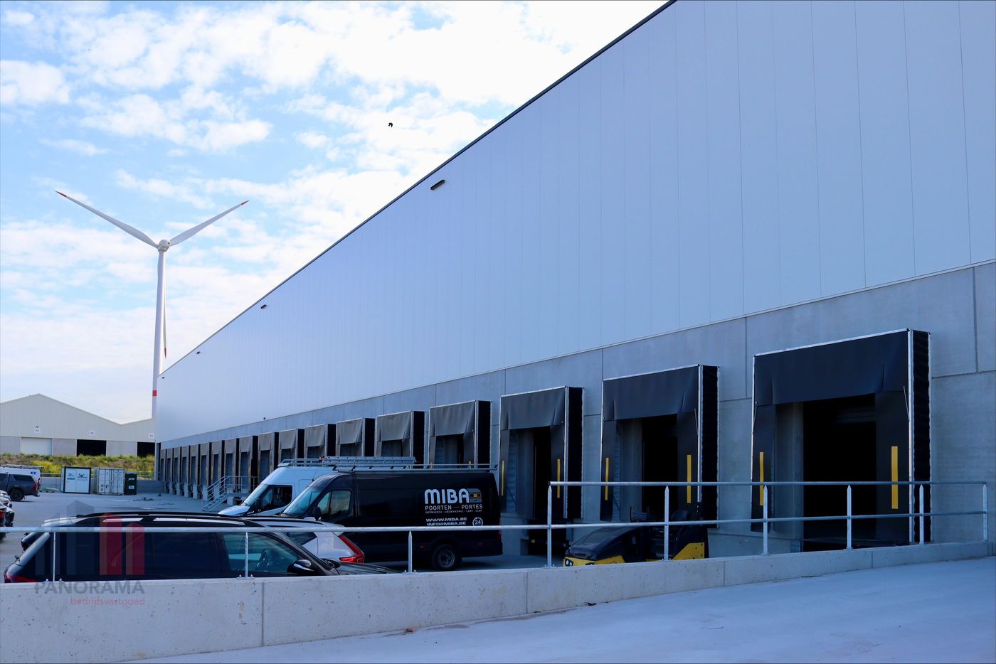 11,110 m² logistics site with loading docks in prime location near the A12 motorway - photo 2