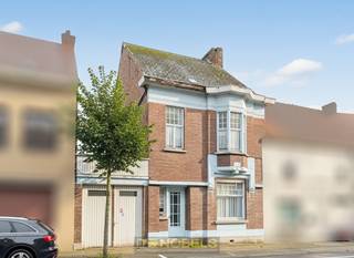 Te renoveren burgerwoning met GARAGE, gezellige tuin en ACHTERLIGGEND MAGAZIJN VAN CA. 50M², gunstig gelegen nabij het CENTRUM VAN OUDENAARDE. Bij...