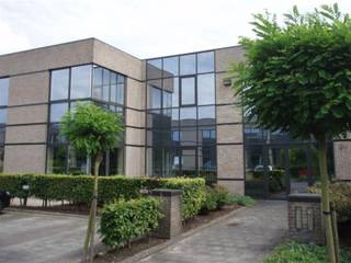 Zeer mooie kantoorruimte te huur en instapklaar.
Ideaal gelegen op het industrieterrein van Mechelen.

Er bestaat tevens mogelijkheid om burelen in combinatie met een opslagruimte te huren.

Indien u bijkomende info of een bezoek wenst, contacteer ons gerust.

Beschikbare oppervlaktes met de prijs.

Building: 9/4 - Unit: 0+1/L - verdieping: 0-1
burelen: 469m² - prijs: €95/m²/jaar

Building: 9/6 - Unit: 0/R1 en 0.01 - verdieping: 0
burelen: 32m² - prijs: €95/m²/jaar 
opslagruimte 343m² - prijs: 45/m²/jaar

Building: 9/6a - Unit: /R - verdieping: 1
burelen: 93m² - prijs: €95/m²/jaar

Building: 9/14 - Unit: 0/9-14 en 1.05 - verdieping 0 
burelen: 281m²  - prijs: €95/m²/jaar 
opslagruimte 119 m² - prijs: €45/m²/jaar

Building: 9/16 - Unit:1/9-16 - verdieping 1
burelen 225m² - prijs: €95/m²/jaar 

Building: 17A  
Unit: A-0/R - verdieping 0 - burelen 291m² - prijs: €95/m²/jaar
Unit: A-0/R1 - verdieping 0 - burelen 216m² - prijs: €95/m²/jaar
Unit: A-1/L - verdieping 1 - burelen 271m² - prijs: €95/m²/jaar
Unit: A-1/L1 - verdieping 0 - burelen 274m² - prijs: €95/m²/jaar

Buidling: 17C
Unit: C-1/L1 - verdieping 1 - burelen 210m² - prijs: €95/m²/jaar
Unit: C-1/L+R - verdieping 1 - burelen 870m² - prijs: €95/m²/jaar
Unit: C-2/R1 - verdieping 2 - burelen 302m² - prijs: €95/m²/jaar

Building: 17D
Unit: D/1/L - verdieping 1 - burelen 267m² - prijs: €95/m²/jaar
Unit: D-2/R+R1 - verdieping 2 - burelen 191m² - prijs: €95/m²/jaar

Gemeenschappelijke kosten en onroerende voorheffing niet inbegrepen.