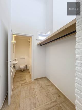Op topligging langs de Leie treffen we deze ruime villa (337m² bewoonbaar).De woning werd pas volledig nieuw geschilderd en staat perfect...