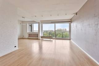 Dit ruime en functionele appartement is gelegen op de achtste verdieping van een gebouw met lift. Dankzij de hoge ligging geniet u hier van...
