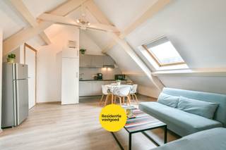 Op wandelafstand van het strand en de duinen bevindt zich dit charmante dakappartement in een karaktervol gebouw uit 1933, volledig gerenoveerd in 2012. Met een bewoonbare oppervlakte van ca. 50 m² en een EPC-label B (197 kWh/m²) is dit een energiezuinige en instapklare woonst, ideaal als tweede verblijf of investering.<br /><br />Het appartement beschikt over een lichtrijke woonkamer (waar men ook nog een slaapbank kan voorzien) met open keuken, voorzien van koelkast, keramische kookplaat, dampkap en opbergruimte. Verder omvat het een comfortabele slaapkamer, badkamer met ligbad en lavabo, afzonderlijk toilet en nachthal met toegang tot de zolder.<br /><br />Uniek is de privatieve tuin van ca. 50 m² met tuinhuis en afsluiting, een zeldzame troef aan de kust. Het gebouw biedt bovendien een gemeenschappelijke fietsenberging (plaats voor 2 fietsen per appartement) en afvalberging.<br /><br />Dankzij de uitstekende ligging nabij strand, winkels en openbaar vervoer is dit appartement niet enkel perfect voor eigen gebruik, maar ook een interessante opbrengsteigendom met bewezen verhuurwaarde van ca. €130 per nacht in vakantieverhuur.<br /><br />Neem voorsprong met een vrijblijvende en gratis schatting van uw eigendom via:<br />http://www.residentievastgoed.be/gratisonlineschatten