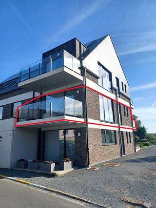 TE HUUR: In het mooie woonerf 'Leopold': Luxueus afgewerkt appartement op de 1ste verdieping in het gebouw vooraan (rechts) met 2 autostaplaatsen...