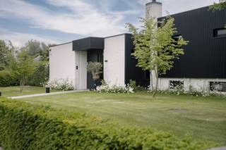 In the popular Rodenburg subdivision in Marke, this ready-to-move-in villa is located in an exceptionally quiet location in a cul-de-sac. Here you can enjoy a residential environment, lots of privacy and a sunny south-west-facing garden.The house was built in 1978 and thoroughly renovated and expanded in 2020. In addition, a strong focus was placed on contemporary home comfort and energy efficiency. For example, the house has solar panels, a home battery and a heat pump that can both heat and cool.Inside, the pleasant light is immediately noticeable. The recent extension with a kitchen forms the heart of the home and offers a beautiful view of the garden thanks to the large windows. The living areas fit together beautifully and create an open and inviting atmosphere.From the entrance hall, you can reach a separate office space, ideal for working from home. A few steps take you to the night area with three bedrooms, a bathroom and a separate shower room.This villa also has many practical advantages. The house has a full basement and has a garage, wine cellar and crawl cellar. The spacious driveway also offers space for several vehicles.The location is an absolute added value, close to schools, shops, AZ Groeninge and with an easy connection to the R8 and E17.This property is being sold via Pre-Sale. Visit on 21/6 and 25/6 Last visit on 27/6 - and bid time at 2 pm. More info via Matthias Vanneste: 0479 67 68 48.Register of measures: no