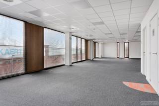 In Zwevegem treffen we deze kantoren vlakbij af- en oprittencomplex E17  ZwevegemKantoorruimte van 195 m2  met zeer vlotte verbinding naar E17 en...