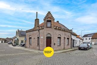 Charmante woning in de dorpskern van Keiem! <br />Welkom in 't Oud Gemeenthuis, een gezellige woning centraal in het dorp, die als volgt ingericht is: inkom met leefruimte, recente volledig ingerichte keuken, badkamer en zithoek. Verder hebben we op het verdiep twee kamers waarvan één met dressing en een bureau ruimte.<br /><br />Kan perfect dienen voor eigen bewoning of investering.<br /><br />Interesse? Maak dan nu je afspraak voor een bezoek ter plaatse<br /><br />De vermelde prijs is een richtprijs, elk bod wordt voorgelegd aan de eigenaar die zich het recht voorbehoudt om dit te aanvaarden of te weigeren.<br /><br />Neem voorsprong met een vrijblijvende en gratis schatting van uw eigendom via:<br />http://www.residentievastgoed.be/gratisonlineschatten<br /><br />EPC: 784 kWh/m² (Ref. NI2589)