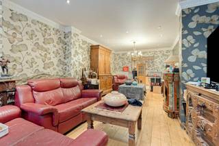 Te koop in Deurne - een te renoveren huis gelegen aan de Tweemonstraat 24 - met 3 ruime slaapkamers die eventueel kunnen ingedeeld worden als aparte studio op de bovenverdieping van dit huis te koop.<br /><br />De indeling van dit te koop aangeboden huis in Deurne is als volgt:<br /><br />Gelijkvloers:<br /><br />-inkomhal<br />-woonkamer<br />-eetkamer<br />-keuken <br />-apart toiet<br />-kleine achterliggende koer<br />-ruime kelder<br /><br />Eerste verdieping:<br /><br />-ruime slaapkamer <br />-ruime badkamer<br /><br />Tweede verdieping:<br /><br />-2 slaapkamers die eventueel kunnen ingedeeld worden als aparte studio<br /><br />Voor een dagje Antwerpen stad met het gezin, kan je gemakkelijk het openbaar vervoer nemen.<br />Winkels, bakkers, beenhouwers en meer bevinden zich op loopafstand.<br /><br />EPC Tweemontstraat 24 : 289 kWh / (m² jaar) (C)<br /><br />Ben jij geïnteresseerd in dit vastgoed te koop in Deurne? Aarzel dan niet om ons te contacteren. Het Dewaele vastgoedkantoor van Deurne aan de Turnhoutsebaan staat graag tot uw dienst.<br />Had u graag een gratis schatting van uw eigendom? bel ons voor een vrijblijvend gesprek op 03/666.66.66 of mail naar deurne@dewaele.com<br /><br />Bestuursmaatregelen in het maatregelenregister: in aanvraag<br />Vastgoedinlichtingen: in aanvraag<br /><br /><br />Bestuursmaatregelen in het maatregelenregister: nee