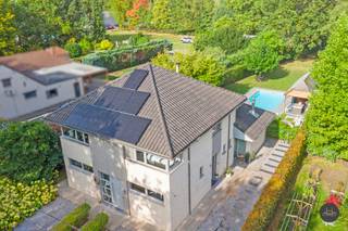 <div>
<div>
<div>
<div>
<div>
<div>
<p>Voor meer info van deze woning of een gratis waardebepaling van je eigen woning: 016 199 340 of jordi.broes@homixx.be.<br />Voor een volledige fotoreeks en de volledige tekst: www.homixx.be<br /><br />Deze prachtige imposante villa met zwembad bevindt zich op een ruim perceel van 1.285 m² in een rustige, groene omgeving.<br />De woning is gebouwd in 2004 en voorzien van een prachtig zwembad (2010) met warmtepomp (2022) en een poolhouse (2010).<br />De voorbije jaren werd deze zeer ruime woning zorgvuldig onderhouden en gerenoveerd. <br />Met een bewoonbare oppervlakte van +/- 219 m², 25 m² zolder en de poolhouse van een 22 m² biedt ze alle comfort voor een gezin dat ruimte, rust en energiezuinigheid weet te waarderen.</p>
<p>Binnenin verwelkomt de woning u met een ruime inkomhal en een lichtrijke leefruimte met grote raampartijen en een sfeervolle spekkachel/houtkachel, die warmte en gezelligheid biedt. <br />De volledig uitgeruste keuken van 2022 beschikt over moderne toestellen en een mooi keukeneiland en vormt het hart van de woning. <br />Daarnaast is er een praktijkruimte met aparte ingang die vroeger dienst deed als kinékabinet, maar ook ideaal is als kantoor of hobbyruimte. <br />Verder telt de woning vier slaapkamers, één badkamer met ligbad, inloopdouche, dubbele lavabo en maar liefst 4 wc's hetgeen voldoende plaats en praktisch comfort biedt voor het hele gezin.<br />De zolderruimte kan uitgebreid worden naar nog 1 extra slaapkamer.</p>
<p>De woning wordt verwarmd op stookolie via radiatoren, maar er is aardgas aanwezig in de straat, waardoor een eenvoudige overstap naar aardgas (of warmtepompen) mogelijk is.<br />Hierboven beschikt de woning over 18 zonnepanelen van 2023 met een vermogen van 6.000 Wp, waardoor u kunt genieten van een lager energieverbruik en een gunstig energiepeil. <br />Het EPC-label is een gunstige B met een score van slechts 196 kWh/m²/jaar. <br />De aluminium ramen zijn voorzien van HR-beglazing en zowel de zolder alsook het dak zijn beiden volledig geïsoleerd.<br />Een alarminstallatie geeft een gerust gemoed.</p>
<p>De royale tuin is een ware troef: een groene, onderhoudsvriendelijke oase met een zwembad, poolhouse, overdekt terras, douche en toilet, perfect om te ontspannen of gasten te ontvangen. <br />Op het perceel is er voldoende plaats om meerdere wagens te parkeren. <br />Verder beschikt de woning over een regenwaterput van 5.000 liter, een septische put, en alle nodige aansluitingen en vergunningen zijn in orde.</p>
<p>Deze woning is instapklaar, uitstekend onderhouden en combineert het beste van twee werelden: rustig wonen in het groen (achteraan agrarisch gebied) met moderne voorzieningen en energiezuinige technieken. <br />Een unieke kans voor wie op zoek is naar een kwaliteitsvolle woning met zwembad in een aangename en rustige omgeving.</p>
<p></p>
</div>
</div>
</div>
</div>
</div>
</div>