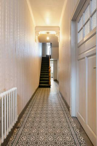 Nabij de Kruispoort (langs de gegeerde Brugse-Mettenstraat) te Sint-Kruis, centraal gelegen aan de stadsrand van Brugge bevindt zich dit verrassend huis te koop op een gunstig georiënteerd perceel van 275m² met 4 ruime slaapkamers (22m2, 22m2, 15m2 & 15m2). Dit huis te koop geniet van een gunstige locatie nabij het commercieel centrum van Sint-Kruis, openbaar vervoer, buurtwinkels, warenhuizen, scholen, sportcentra en met een vlotte verbinding naar Brugge, Damme, Knokke, Maldegem...Indeling:Gelijkvloers (circa 82m²):- Inkomhal (14m²); - lichtrijke woonkamer (50m²); - deels ingerichte keuken (10m²);- berging / wasplaats (8m2) met afzonderlijk wc;- zongerichte buitenruimte (275m²) met terras + tuinhuis.Eerste verdieping (circa 54m²):- Nachthal (7m²);- 2 ruime slaapkamers (22m² & 15m²);- badkamer (10m2).Tweede verdieping (circa 40m2):- Nachthal (4m²);- slaapkamer 3 (15m²);- slaapkamer 4 (22m2).Derde verdieping (circa 15m2):- Zolderberging.Kelderberging (circa 14m2).Dit pand is onderworpen aan de renovatieverplichting van de Vlaamse overheid voor residentiële gebouwen (behoudens bij sloop binnen 5 jaar na de aankoop). Consulteer voor meer informatie de website van het Vlaams Energie- en Klimaatagentschap via https://www.vlaanderen.be/een-woning-kopen/renovatieverplichting-voor-residentiele-gebouwen