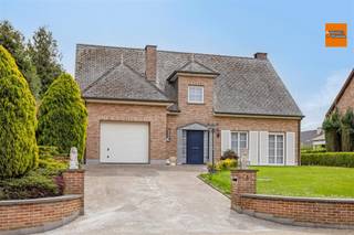 Discover this spacious family home in the centre of Everberg, situated on a generous 1379 m² plot. This villa offers 4 to5 spacious bedrooms and two...