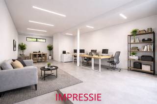 <p><span> </span></p><p><span>Ruim handels gelijkvloers van ca 81m² in opkomende buurt, ruime kelder van ca 52m², aparte wc en douche</span></p><p><span>Op zoek naar een plek voor je nieuwe zaak; kantoor, praktijk of atelier? In dit ruime handels gelijkvloers aan de Lange Slachterijstraat heb je een mooie oppervlakte van 81m² én de vrijheid om alles naar eigen smaak en noden in te richten. Met z'n casco-afwerking bepaal jij het concept, de look én de indeling. Inclusief aparte douche, wc en een extra kelderverdieping met diverse mogelijkheden.</span></p><p><span> </span></p><p><span>Vrijheid, ruimte &amp; bereikbaarheid</span></p><p><span>Dit gelijkvloers is ideaal voor wie een project op maat zoekt, op een locatie die toekomstpotentieel uitstraalt. De Lange Slachterijstraat ligt in een wijk in volle ontwikkeling, vlakbij Park Spoor Noord en met een vlotte verbinding richting centrum, Ring en invalswegen in elke windrichting. Om de hoek vind je alle grote supermarkten en horeca die je maar wenst.</span></p><p><span> </span></p><p><span>Slachthuissite</span></p><p><span>Denk: </span><span>pleinen en parken die verbonden worden met elkaar maar ook met de ruimere omgeving en de buurt een groen en publiek karakter geven.</span><span> <span>https://www.antwerpenmorgen.be/nl/projecten/slachthuissite-noordschippersdok-lobroekdok/over</span></span></p><p><span> </span></p><p><span> </span></p><p><span> </span></p><p><span> </span></p><p><span> </span></p><p><span> </span></p>