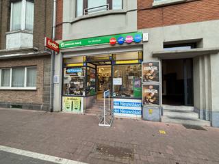 Handelsgelijkvloers van 50m² gelegen aan de stedelijke buitenrand van Oostende - vlakbij de tennisclub, scholen, belangrijke invalswegen en...