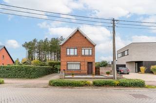 Deze vrijstaande woning vinden we terug op het einde van een toegangsweg tot het centrum van Tielen met een vlotte bereikbaarheid naar omliggende gemeenten, de autostrade E34 (Eindhoven-Antwerpen) en nabij het bosrijk gebied van het militair domein. <br /><br />De gezellige woning bestaat op het gelijkvloers uit een inkomhal, ruime leefruimte met zithoek en eetgedeelte en vervolgens een open keuken met extra eetgedeelte. De keuken is tevens voorzien van de nodige toestellen. Achter de keuken bevindt zich de badkmer met ligbad, douche en toilet en de praktische berging met wasplaats. Op de eerste verdieping zijn er 3 ruime slaapkamers aanwezig. <br />Achter de woonst vinden we een ruime dubbele garage en de prachtige ruime tuin dewelke beschikt over een oprit, aangelegd terras, volière, vijver en achteraan een bos met naaldbomen.