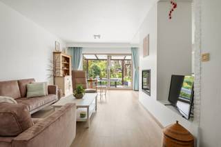 Deze verzorgde halfopen bebouwing uit 1972 werd doorheen de jaren met oog voor comfort en functionaliteit vernieuwd, en biedt vandaag een...