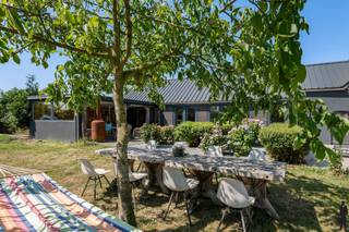Op een steenworp van de Nederlandse grens ligt deze sfeervolle hoeve met prachtig zicht op velden en weilanden. De woning werd volledig...
